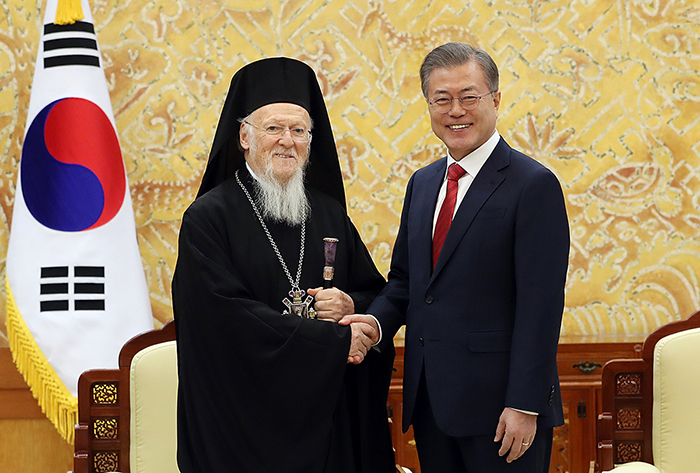  
President Moon Jae-in (right) and Ecumenical Patriarch Bartholomew on Dec 7, 2018, shake hands at Cheong Wa Dae. (Cheong Wa Dae) 

